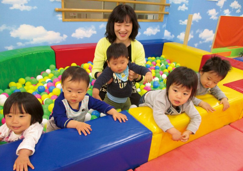 コモドで子どもたちと過ごす様子
